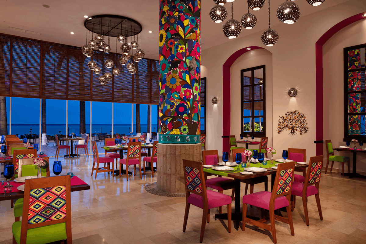 Restaurante El Mortero de cocina mexicana en Krystal Grand Nuevo Vallarta.